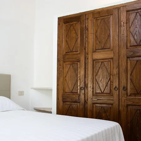 Anga 10&1, Emma Βίλα *