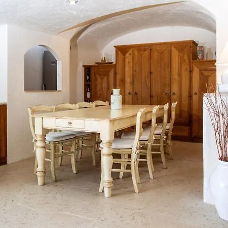 Anga 10&1, Emma Βίλα Arzachena